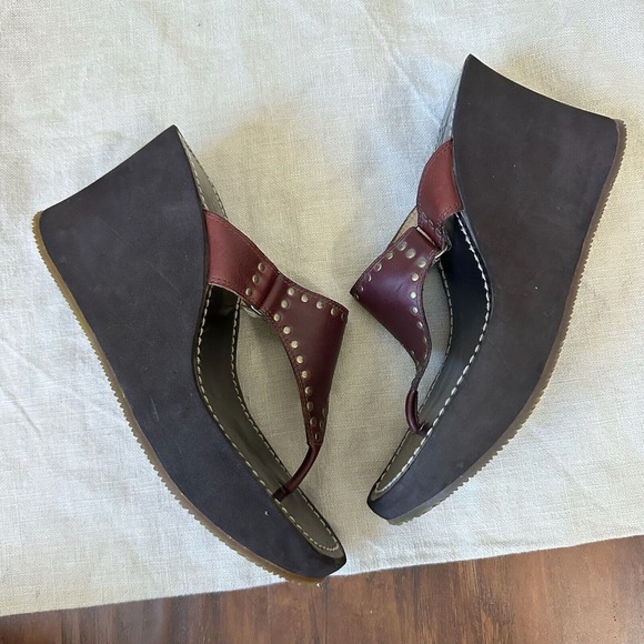 FRYE Summer Stud Thong Wedge Sandals in Burgundy Leather - Picture 4 of 10